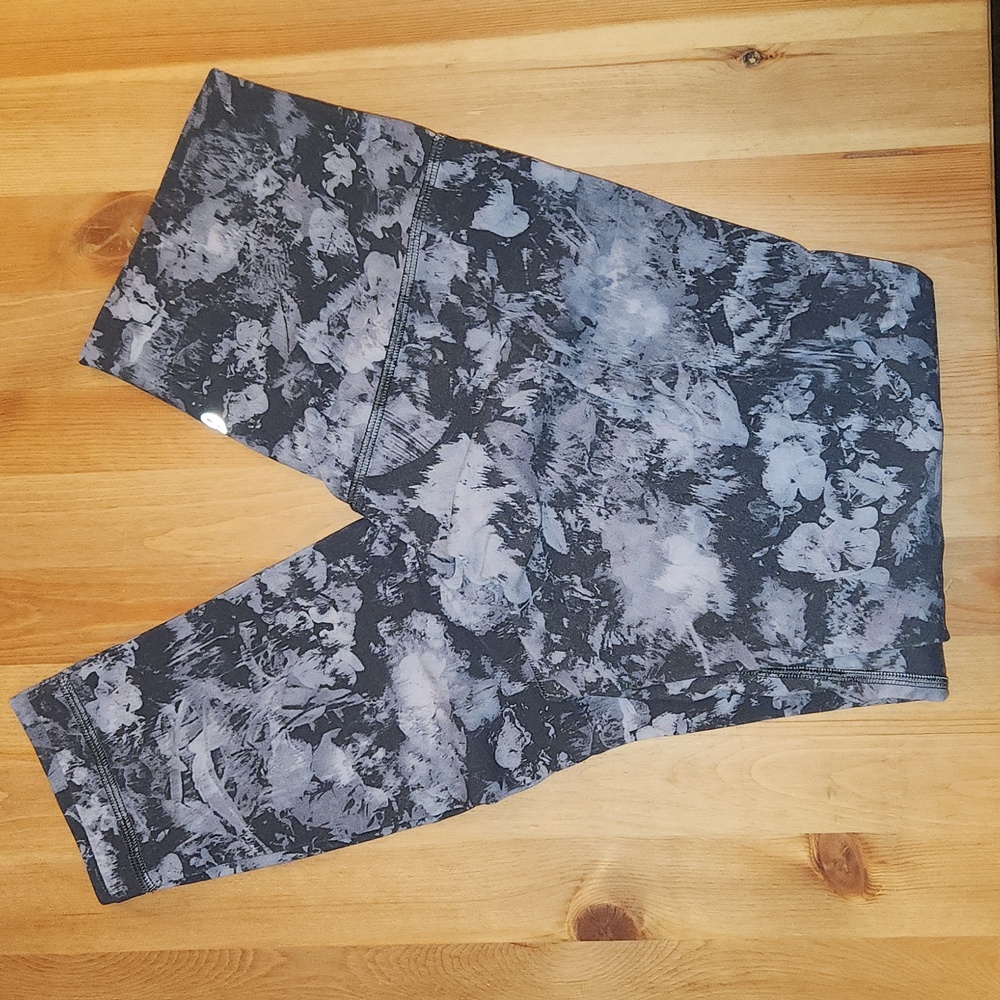 Lululemon Aligns 25" Size 6